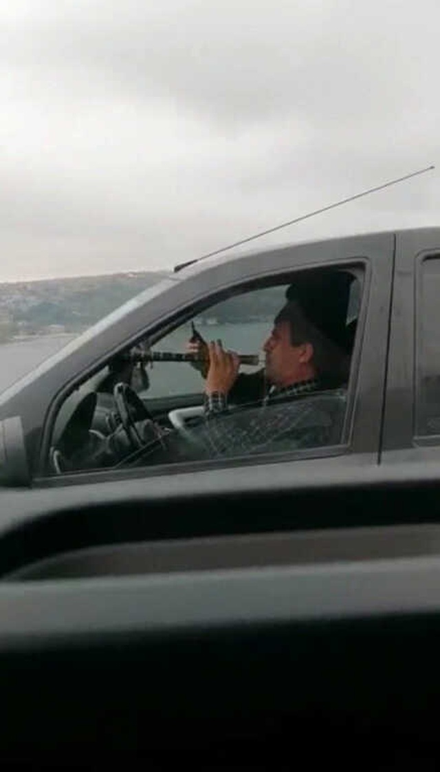 FSM Köprüsü'nde Direksiyonu Bırakıp Zurna Çalmaya Başlayan Trafik Canavarı Kamerada