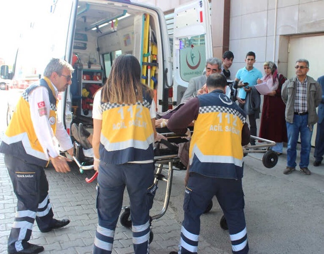 Kaldırımda Yürüyen Kadının Kafasına Çatıdan Demir Düştü! O Anlar Kamerada