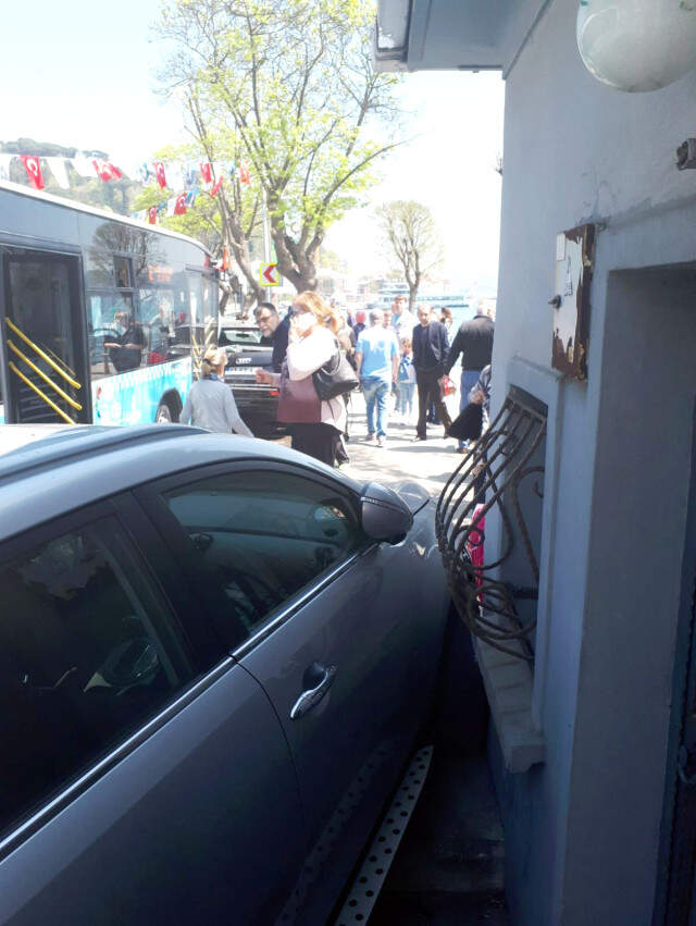 Sahilde Korku Dolu Anlar! Kontrolden Çıkan Halk Otobüsü Park Halindeki Araçları Biçti Kontrolden Çıkan Halk Otobüsü Park Halindeki Araçları Biçti! Korku Dolu Anlar Kamerada