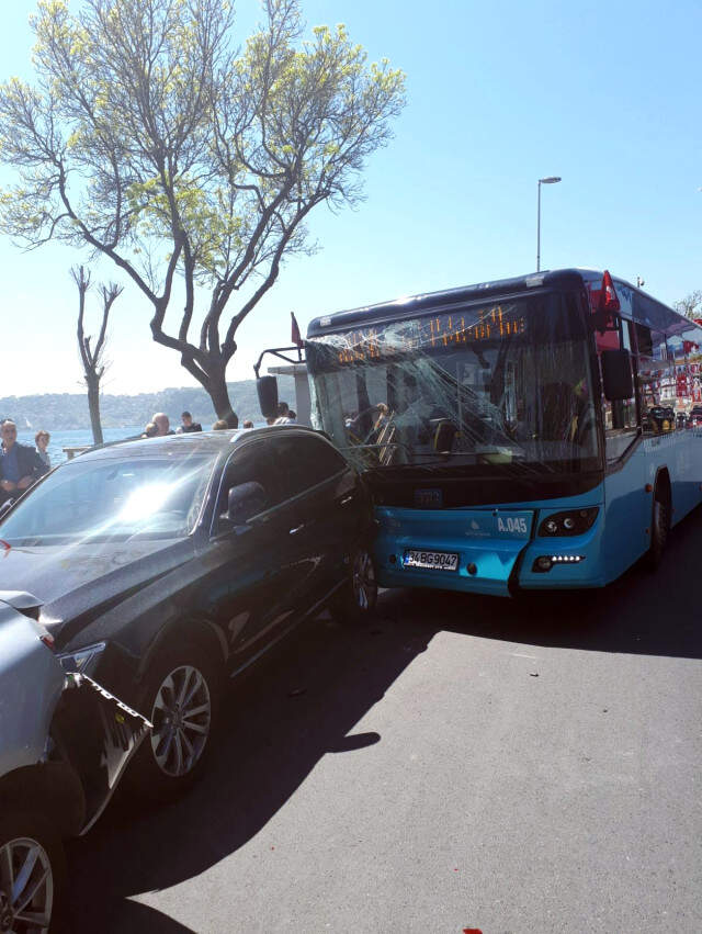 Sahilde Korku Dolu Anlar! Kontrolden Çıkan Halk Otobüsü Park Halindeki Araçları Biçti Kontrolden Çıkan Halk Otobüsü Park Halindeki Araçları Biçti! Korku Dolu Anlar Kamerada