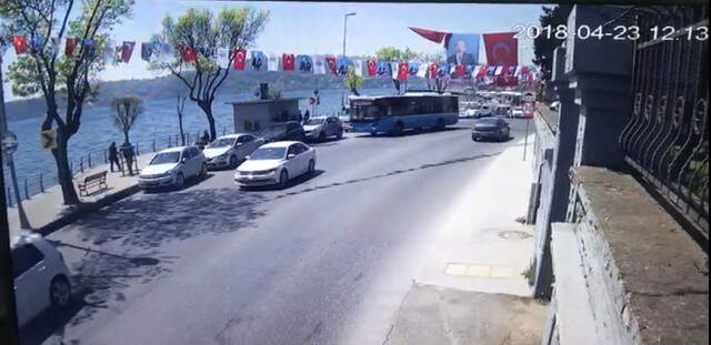 Sahilde Korku Dolu Anlar! Kontrolden Çıkan Halk Otobüsü Park Halindeki Araçları Biçti Kontrolden Çıkan Halk Otobüsü Park Halindeki Araçları Biçti! Korku Dolu Anlar Kamerada