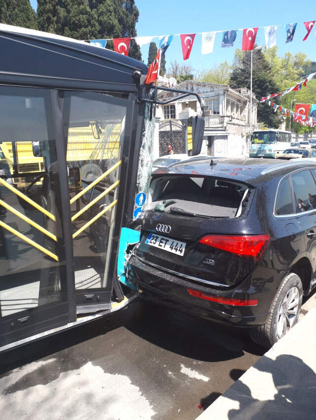 Sahilde Korku Dolu Anlar! Kontrolden Çıkan Halk Otobüsü Park Halindeki Araçları Biçti Kontrolden Çıkan Halk Otobüsü Park Halindeki Araçları Biçti! Korku Dolu Anlar Kamerada
