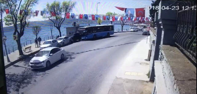 Sahilde Korku Dolu Anlar! Kontrolden Çıkan Halk Otobüsü Park Halindeki Araçları Biçti Kontrolden Çıkan Halk Otobüsü Park Halindeki Araçları Biçti! Korku Dolu Anlar Kamerada