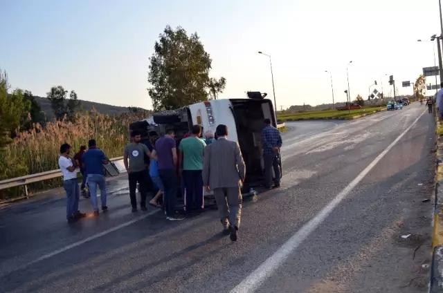 Otomobille Çarpışan Servis Minibüsü Yolun Ortasına Devrildi: 25 İşçi Yaralandı