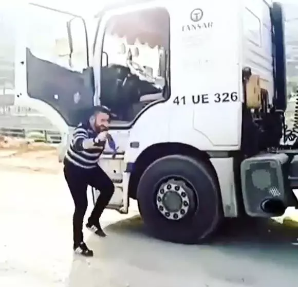 TIR Şoförü Seyir Halindeki Aracından İnip Yol Ortasında Halay Çekti