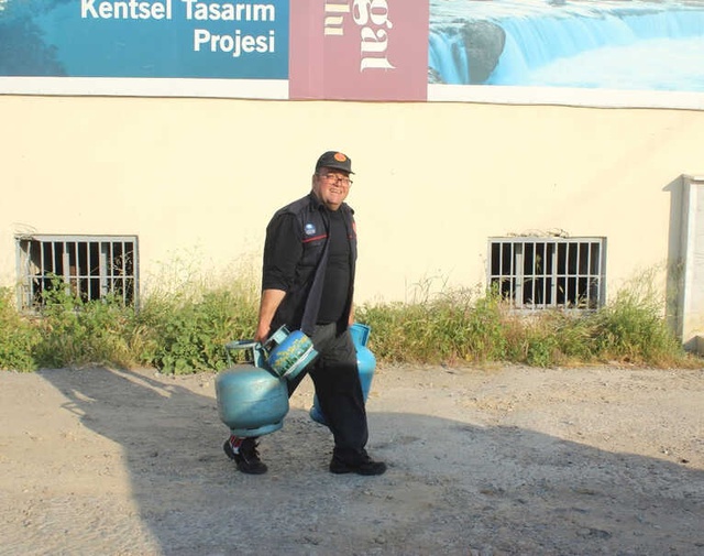 Tüpgaz Çektiği İçin Cezaevine Konuldu! İzne Çıktığı Gün 7 Tüple Su Deposunda Mahsur Kaldı