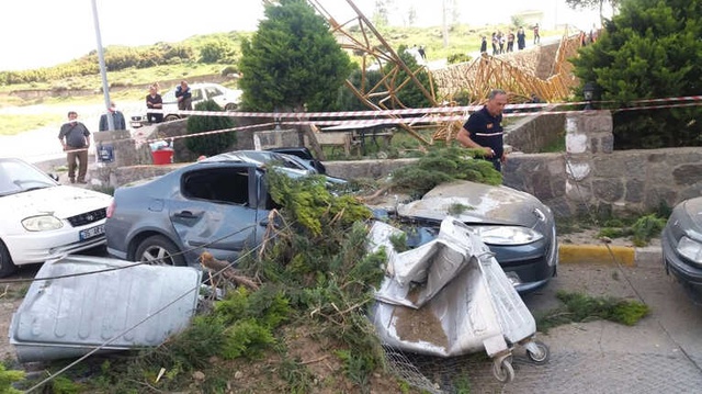 Alalı Sadece 1 Ay Oldu! Üzerine Vinç Düşen Araba Hurdaya Döndü