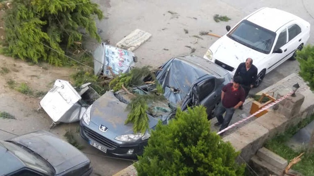 Alalı Sadece 1 Ay Oldu! Üzerine Vinç Düşen Araba Hurdaya Döndü