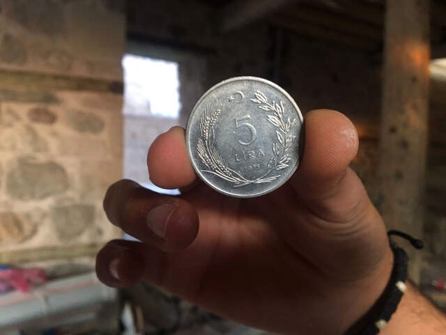 Yer Harput! Görevliler Bir Taşı Çekti, Binlerce Madeni Para Döküldü