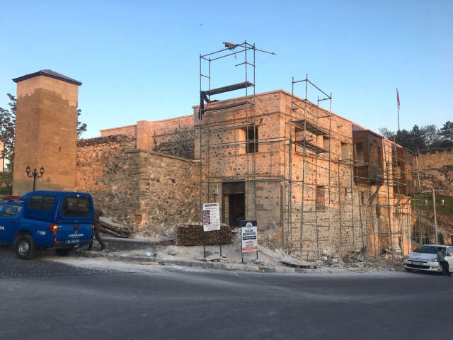 Yer Harput! Görevliler Bir Taşı Çekti, Binlerce Madeni Para Döküldü