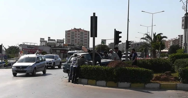 Bu da Türk Usulü Kurtarma! Refüje Çıkan Otomobili Böyle Yola İndirdiler