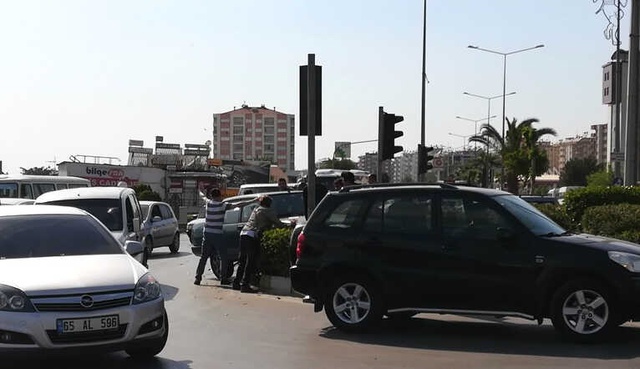 Bu da Türk Usulü Kurtarma! Refüje Çıkan Otomobili Böyle Yola İndirdiler