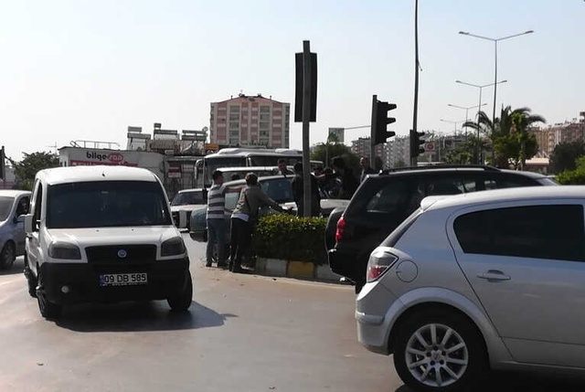 Bu da Türk Usulü Kurtarma! Refüje Çıkan Otomobili Böyle Yola İndirdiler