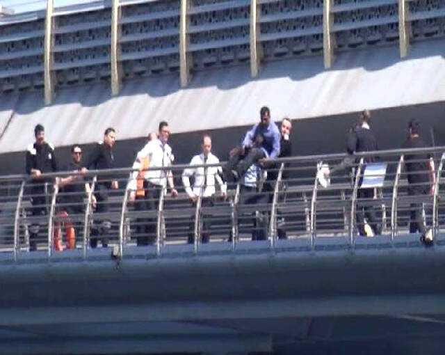 İntihara Kalkışan Adam, Hayatını Kurtaran Polise Tekme Attı, Güvenlik Görevlisini Isırdı! İntihara Kalkışan Adam, Hayatını Kurtaran Polise Tekme Attı, Güvenlik Görevlisini Isırdı!