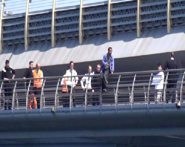 İntihara Kalkışan Adam, Hayatını Kurtaran Polise Tekme Attı, Güvenlik Görevlisini Isırdı! İntihara Kalkışan Adam, Hayatını Kurtaran Polise Tekme Attı, Güvenlik Görevlisini Isırdı!