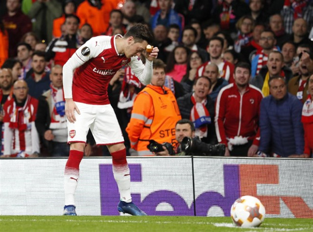 Arsenal'ın Yıldızı Mesut Özil, Tribünden Gelen Ekmeği Öpüp Kenara Koydu
