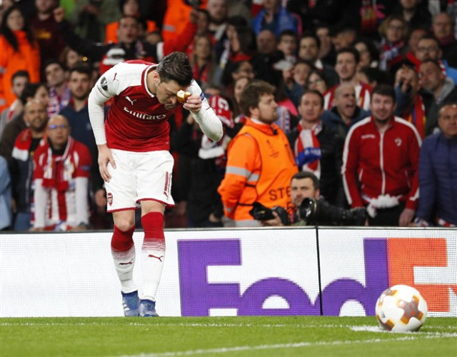 Arsenal'ın Yıldızı <a class='keyword-sd' href='/mesut-ozil/' title='Mesut Özil'>Mesut Özil</a>, Tribünden Gelen Ekmeği Öpüp Kenara Koydu