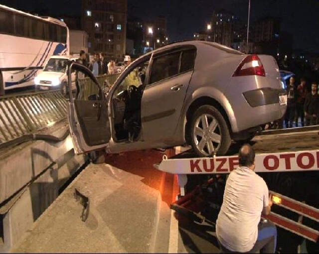 Otomobil 30 Metrelik Viyadükte Asılı Kaldı: 1 Yaralı