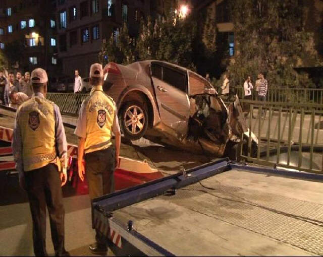 Otomobil 30 Metrelik Viyadükte Asılı Kaldı: 1 Yaralı