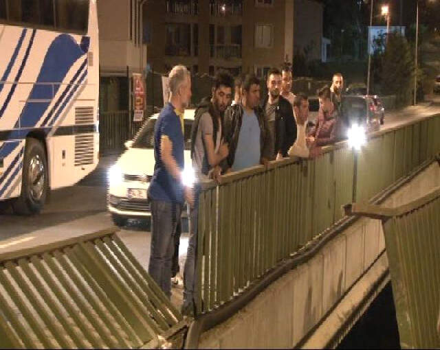 Otomobil 30 Metrelik Viyadükte Asılı Kaldı: 1 Yaralı