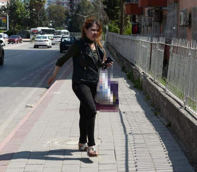 Otostopla Bindiği Araçtan Atlayan Kadın Yaralandı Otostopla Bindiği Araçtan Atlayan Genç Kadın Yaralandı