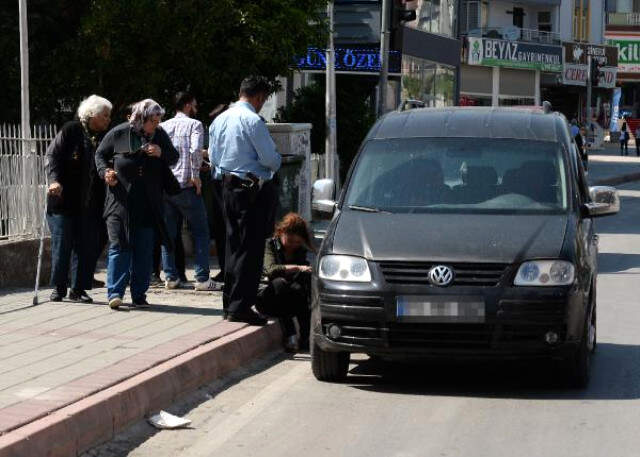 Otostopla Bindiği Araçtan Atlayan Kadın Yaralandı Otostopla Bindiği Araçtan Atlayan Genç Kadın Yaralandı