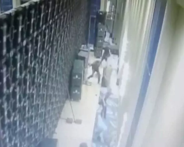 Toplantı Salonuna Kurulan Dev LED Ekranlar Böyle Devrildi