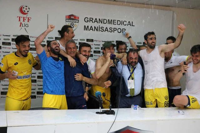 Ankaragücü Futbolcularından Basın Toplantısında Sulu Kutlama