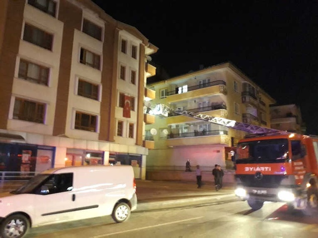Buzdolabı Bomba Gibi Patladı! 3 Kişilik Aile, Canlarını Zor Kurtardı