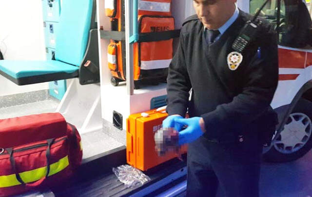 Eşi Kendisini Bıçaklayan Koca, Sağlık Ekibine Saldırırken Bacağını Kırdı