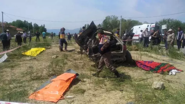 Katliam Gibi Kaza! Otomobil Hurdaya Döndü, Bir Aile Yok Oldu