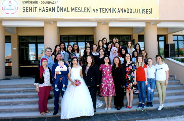 Lise Öğrencileri, Genç Çifte Evlendikten 4 Yıl Sonra Düğün Yaptı