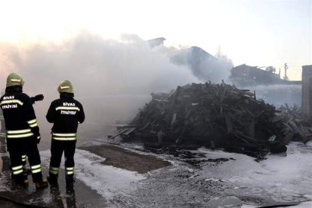 Sivas'ta 3 Saatte Söndürülen Yangında, 400 Ton Kereste Kül Oldu