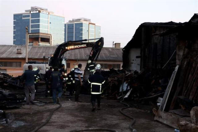 Sivas'ta 3 Saatte Söndürülen Yangında, 400 Ton Kereste Kül Oldu