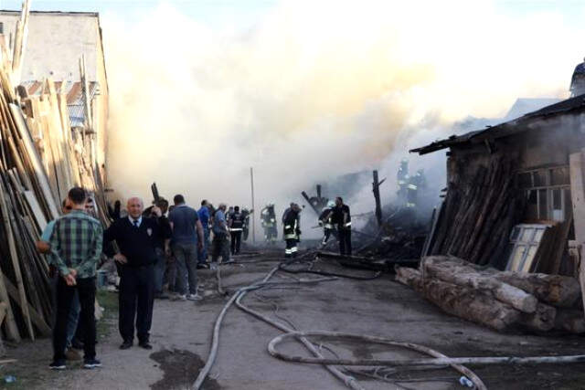 Sivas'ta 3 Saatte Söndürülen Yangında, 400 Ton Kereste Kül Oldu