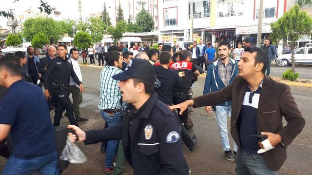 Polis, Yol Verme Kavgasına Biber Gazıyla Müdahale Etti: 10 Gözaltı