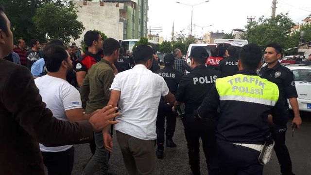 Polis, Yol Verme Kavgasına Biber Gazıyla Müdahale Etti: 10 Gözaltı