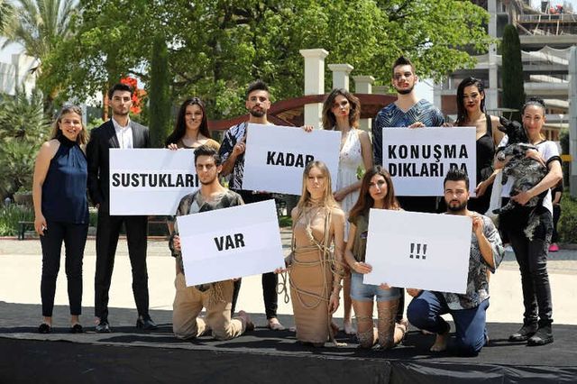 Öğrencilerin Hayvan Hakları Defilesi Görenleri Şaşkına Çevirdi