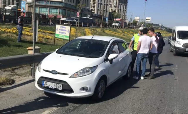 Kendisini Sıkıştıran Araca Tekme Atmaya Çalışan Motosikletli Yere Savruldu
