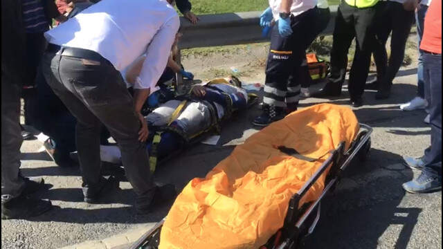 Kendisini Sıkıştıran Araca Tekme Atmaya Çalışan Motosikletli Yere Savruldu