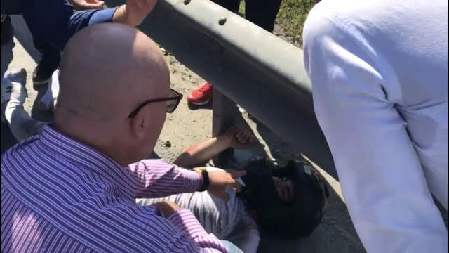 Kendisini Sıkıştıran Araca Tekme Atmaya Çalışan Motosikletli Yere Savruldu