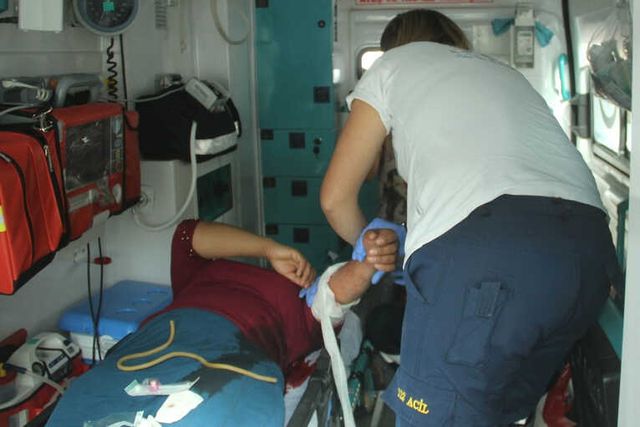 Kocasıyla Tartıştışan Kadın, Çocuklarının Gözü Önünde Kendini Bıçakladı