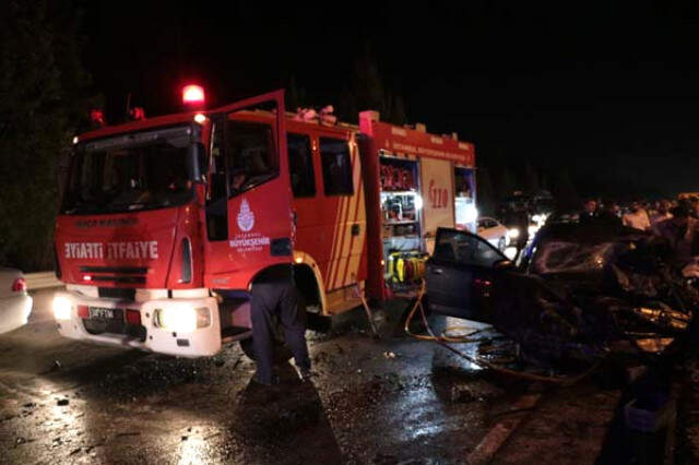 Tuzla'da Feci Kaza! Otomobil ile Minibüs Kafa Kafaya Çarpıştı: 1 Ölü, 1 Yaralı