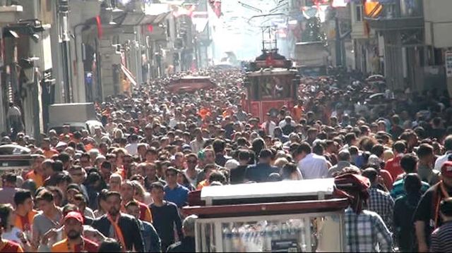 İstanbullular Taksim'e Akın Etti, İstiklal'de Adım Atacak Yer Kalmadı