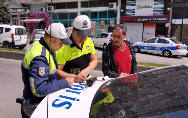 Allkollü Sürücüden Polise Tepki: İnsan Kız Arkadaşının Yanında Alınır Mı?