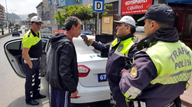 Allkollü Sürücüden Polise Tepki: İnsan Kız Arkadaşının Yanında Alınır Mı?