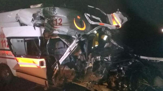 Ambulans TIR'a Arkadan Çarptı! Feci Kazada Sağlık Görevlisi Can Verdi