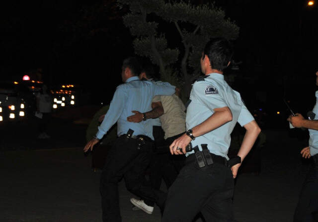 Aydın'da Gece Yarısı Utandıran Görüntüler! Bir Grup Genç İntiharı İzlemek İçin Toplandı