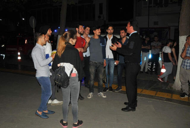 Aydın'da Gece Yarısı Utandıran Görüntüler! Bir <a class='keyword-sd' href='/grup-genc/' title='Grup Genç'>Grup Genç</a> İntiharı İzlemek İçin Toplandı
