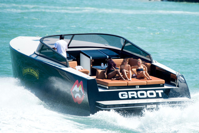 Bella Hadid ve Hailey Baldwin, Tekne Turunda Samimi Şekilde Görüntülendi